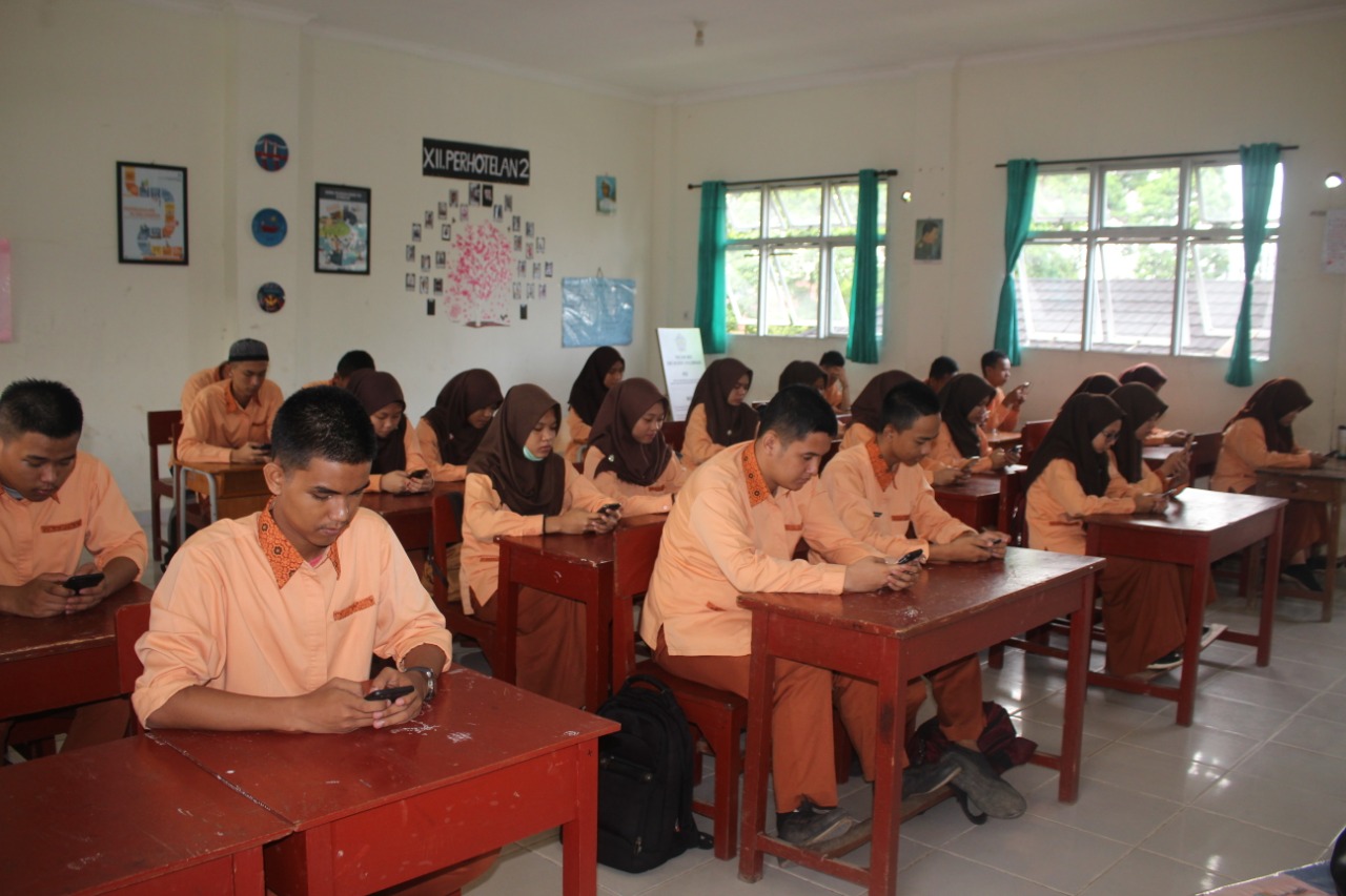 Siswa Kelas XII Try Out Berbasis Android Bekerja Sama Bimbel Ruang Guru